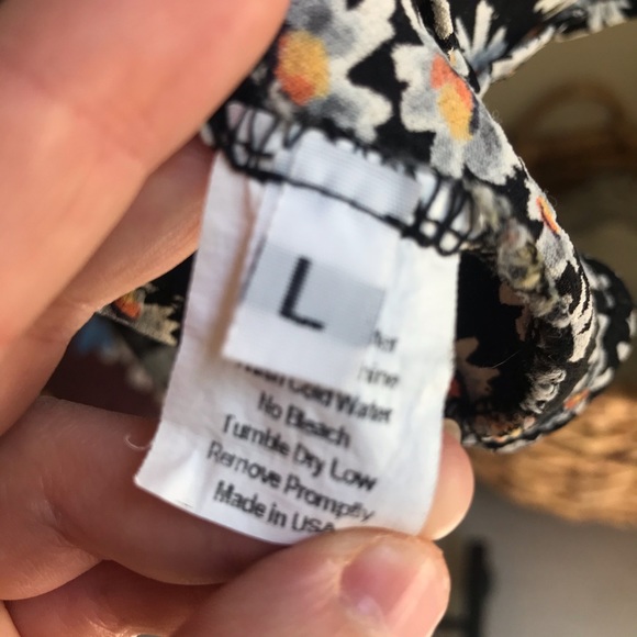 Brandy Melville John Galt black daisy crop tank - Picture 4 of 5